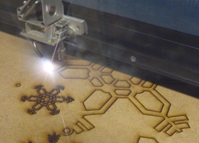 激光切割機(jī)正在工作 激光切割機(jī)正在工作