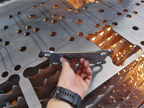 高功率數(shù)控激光切割機02